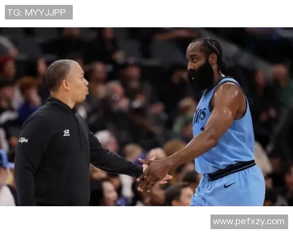 记者：哈登今天依旧去了快船训练馆练球，并和工作人员告别_PP视频体育频道